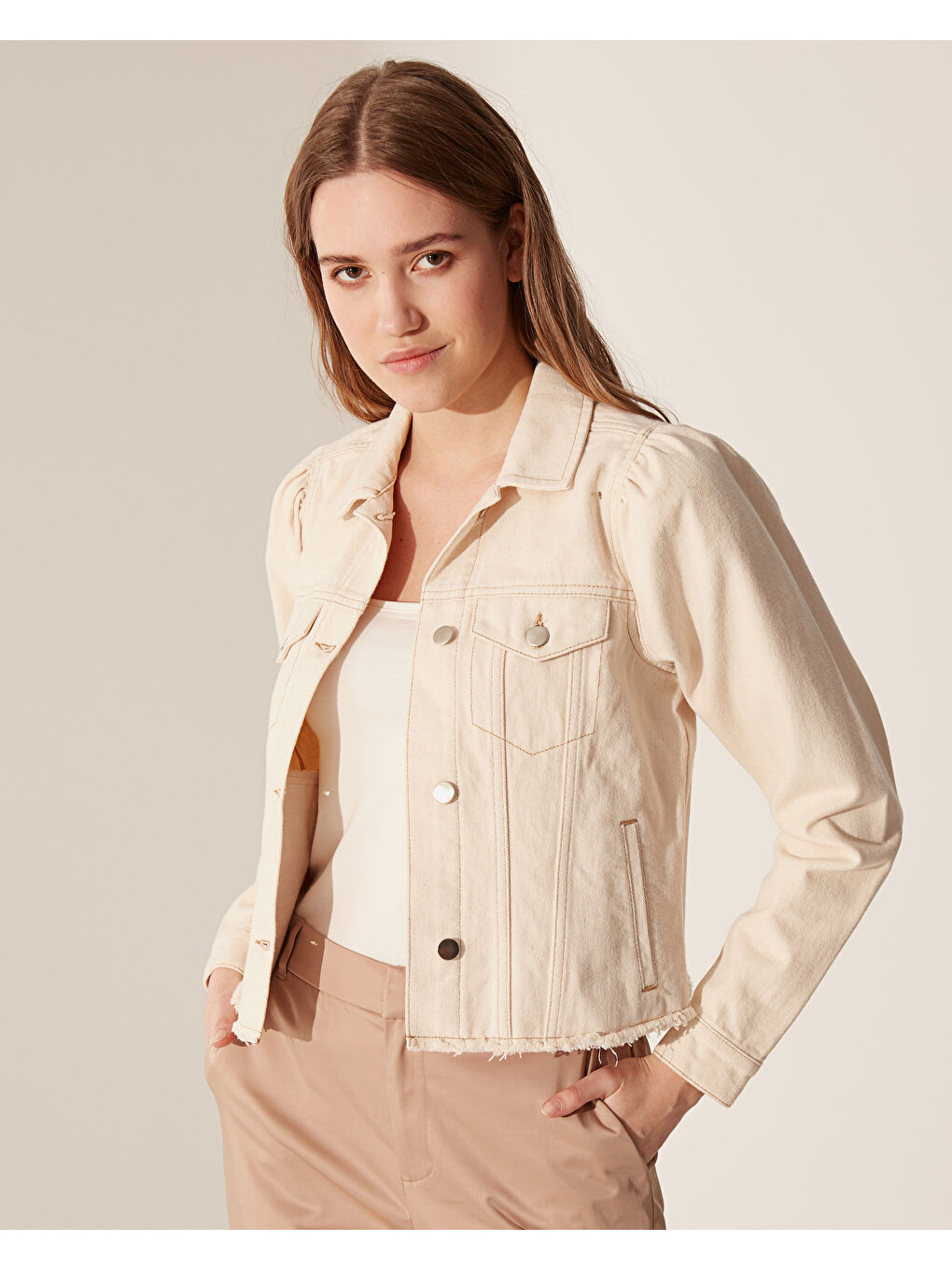 Bej Gömlek Yaka Cep Detaylı Uzun Kollu Kadın Jean Ceket-1