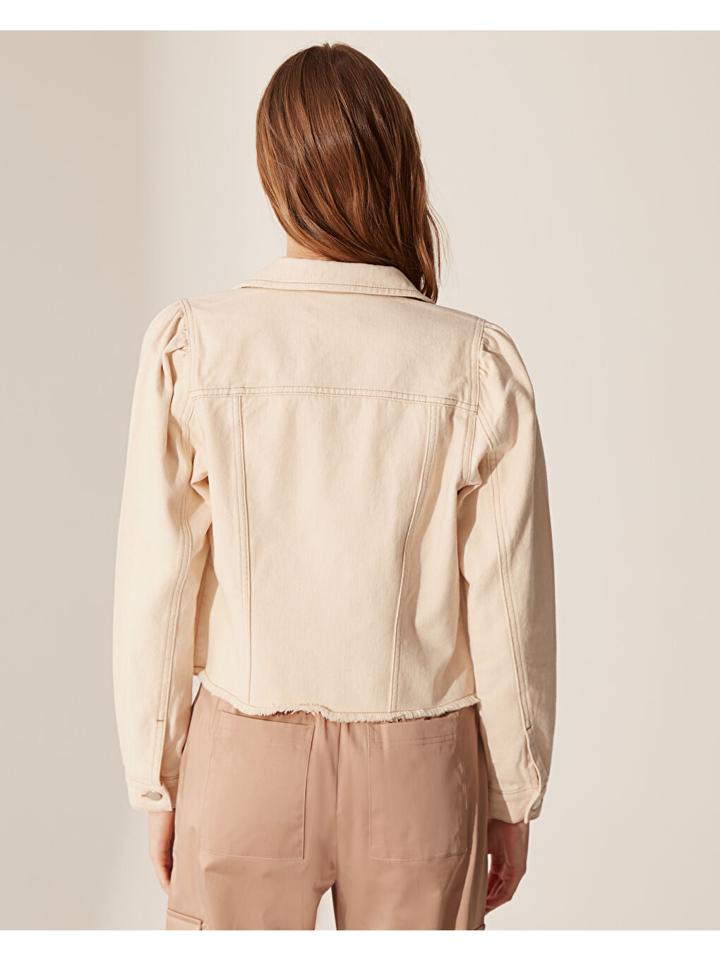Bej Gömlek Yaka Cep Detaylı Uzun Kollu Kadın Jean Ceket-3
