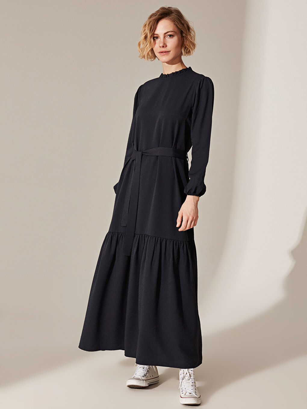 Lacivert Dokulu Kumaştan Kuşaklı Uzun Elbise