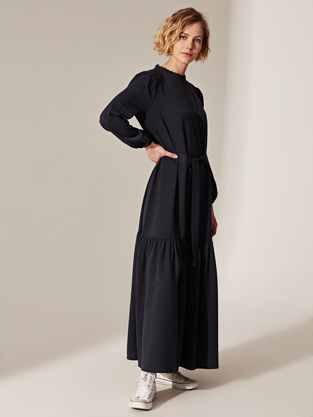 Lacivert Dokulu Kumaştan Kuşaklı Uzun Elbise-1