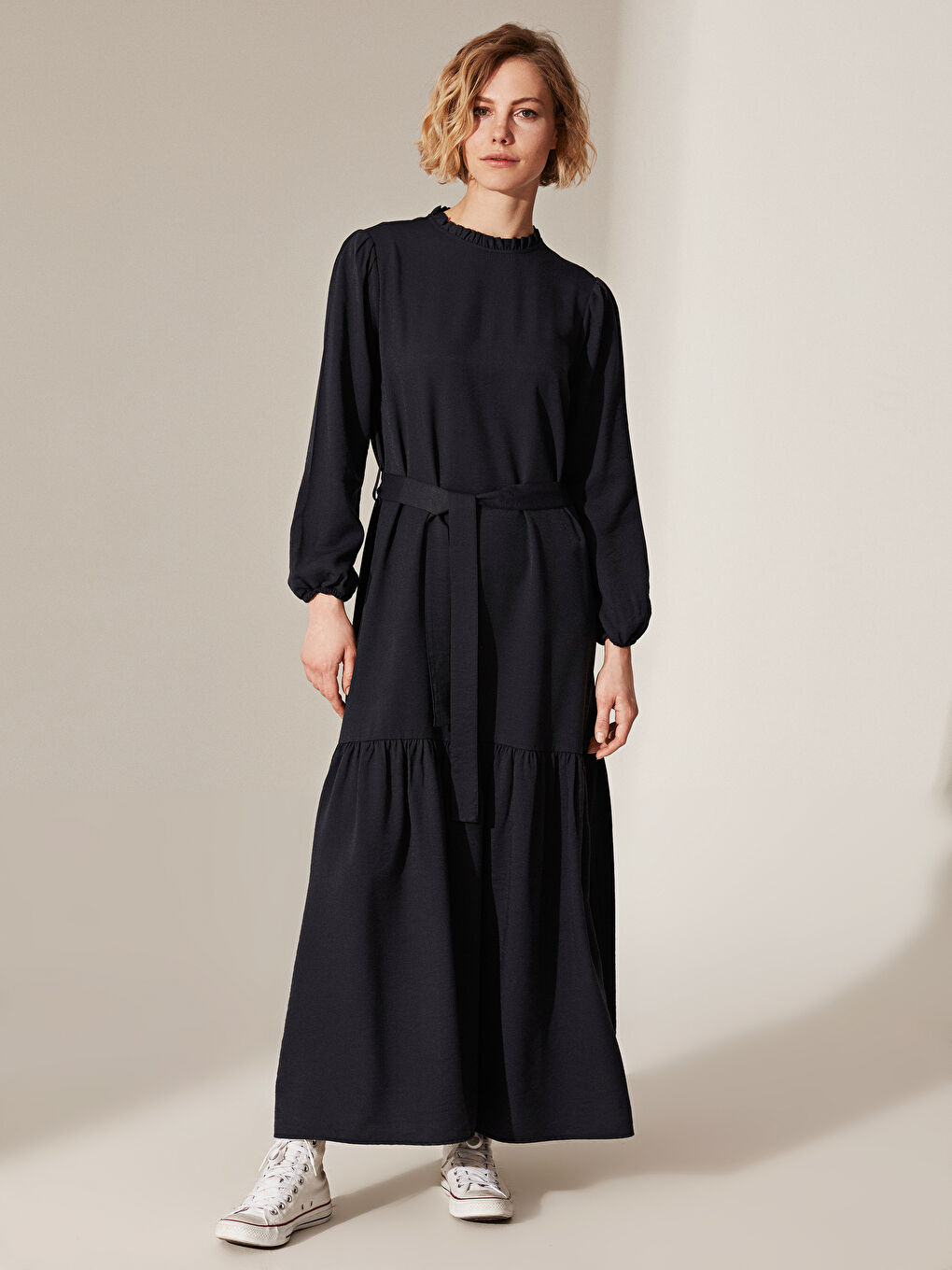 Lacivert Dokulu Kumaştan Kuşaklı Uzun Elbise-2