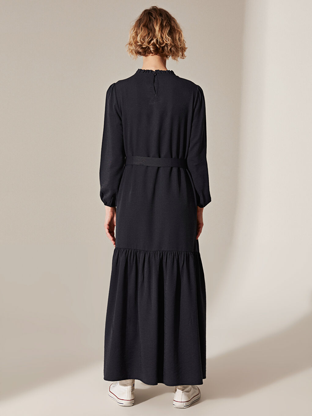 Lacivert Dokulu Kumaştan Kuşaklı Uzun Elbise-3