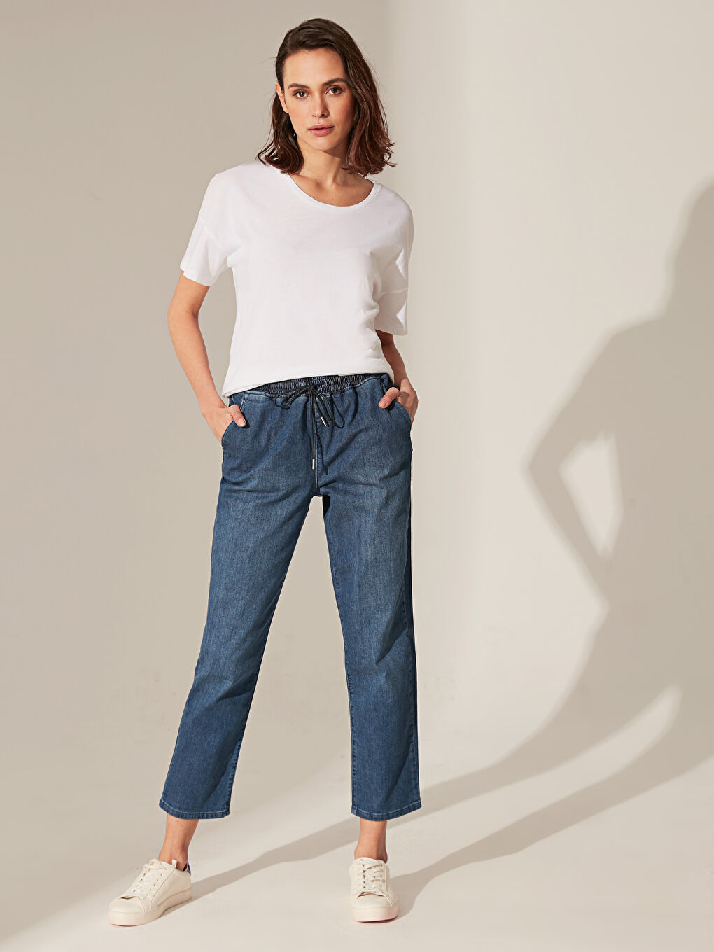 Джинсы женские стандартного кроя