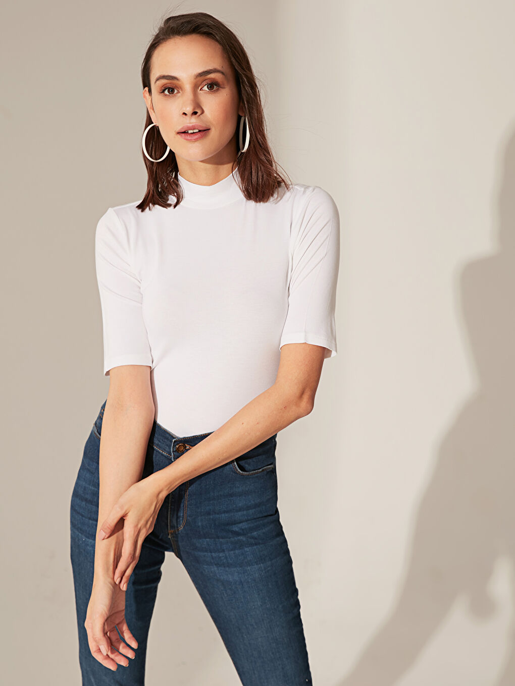 Beyaz Dik Yaka Düz Kısa Kollu Kadın Tişört