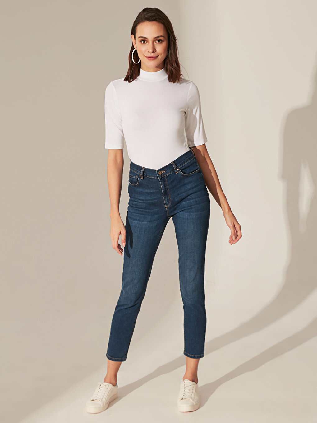 Beyaz Dik Yaka Düz Kısa Kollu Kadın Tişört-1