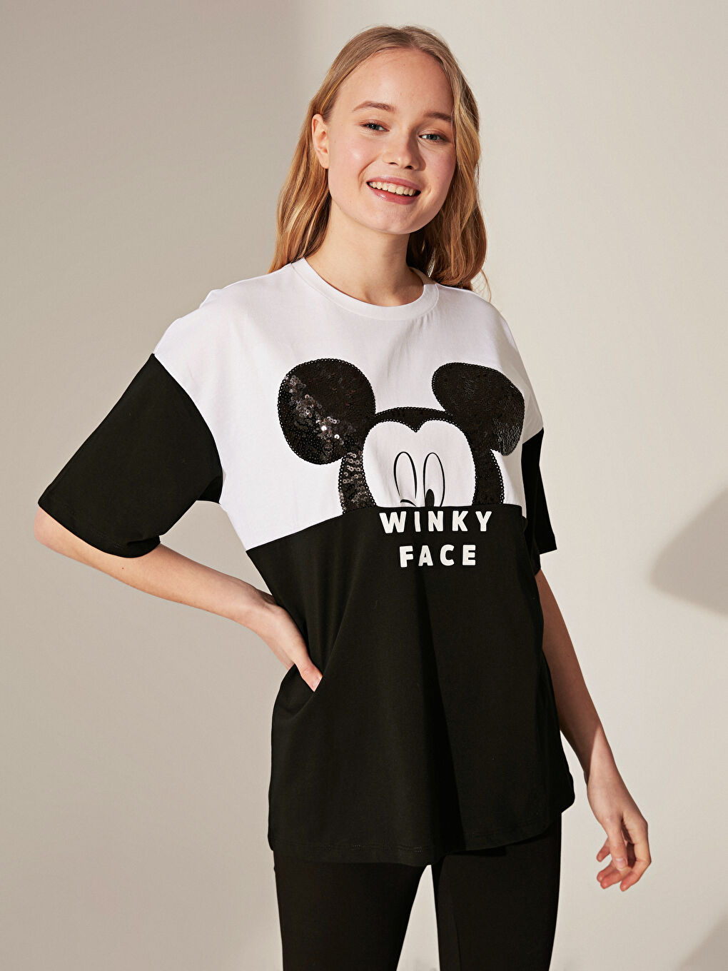 تيشيرت قطن مطبوع ميكي ماوس للأم والبنت متطابق