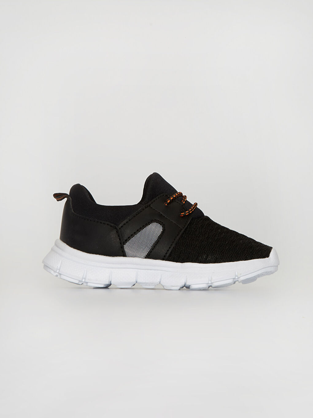 أحذية رياضية للأولاد الصغار