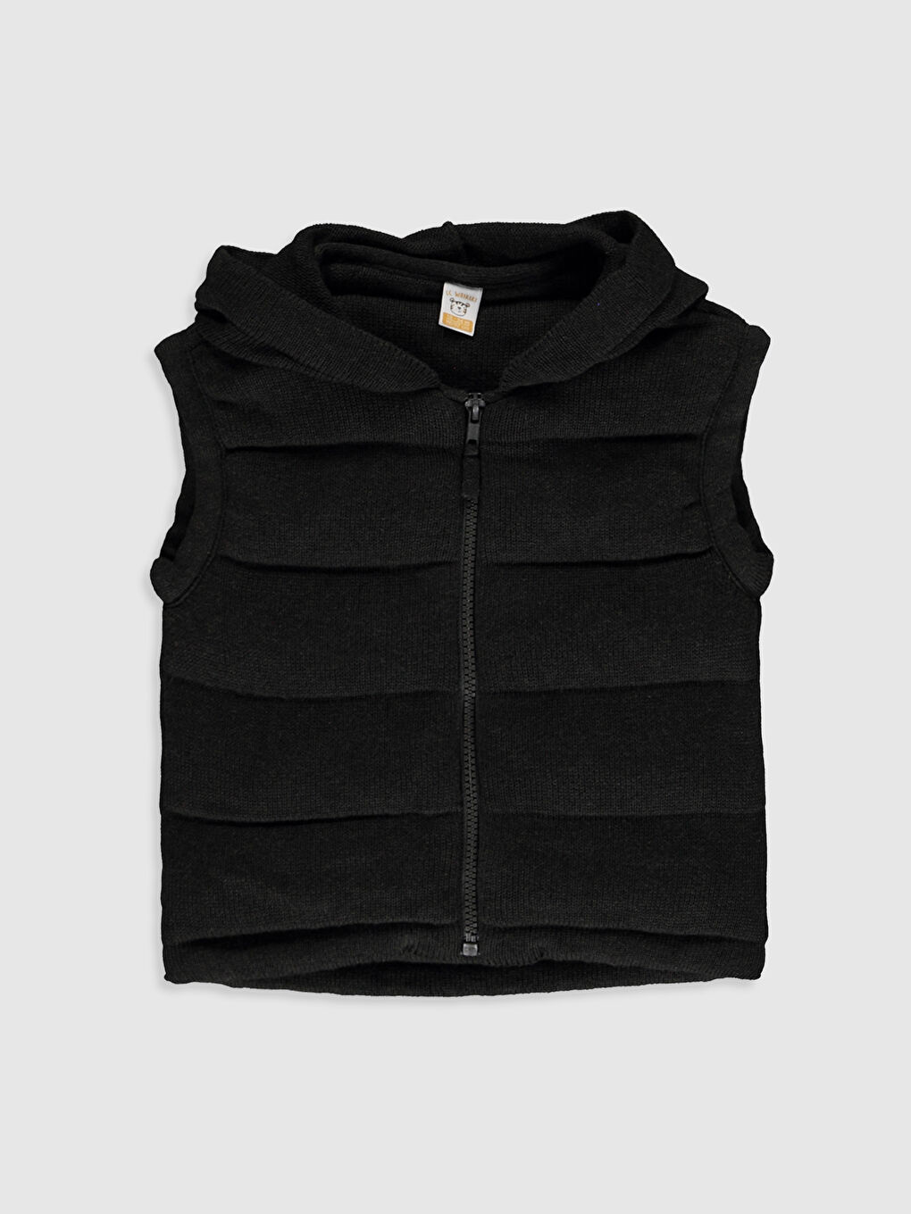 Жилет для мальчика с капюшоном