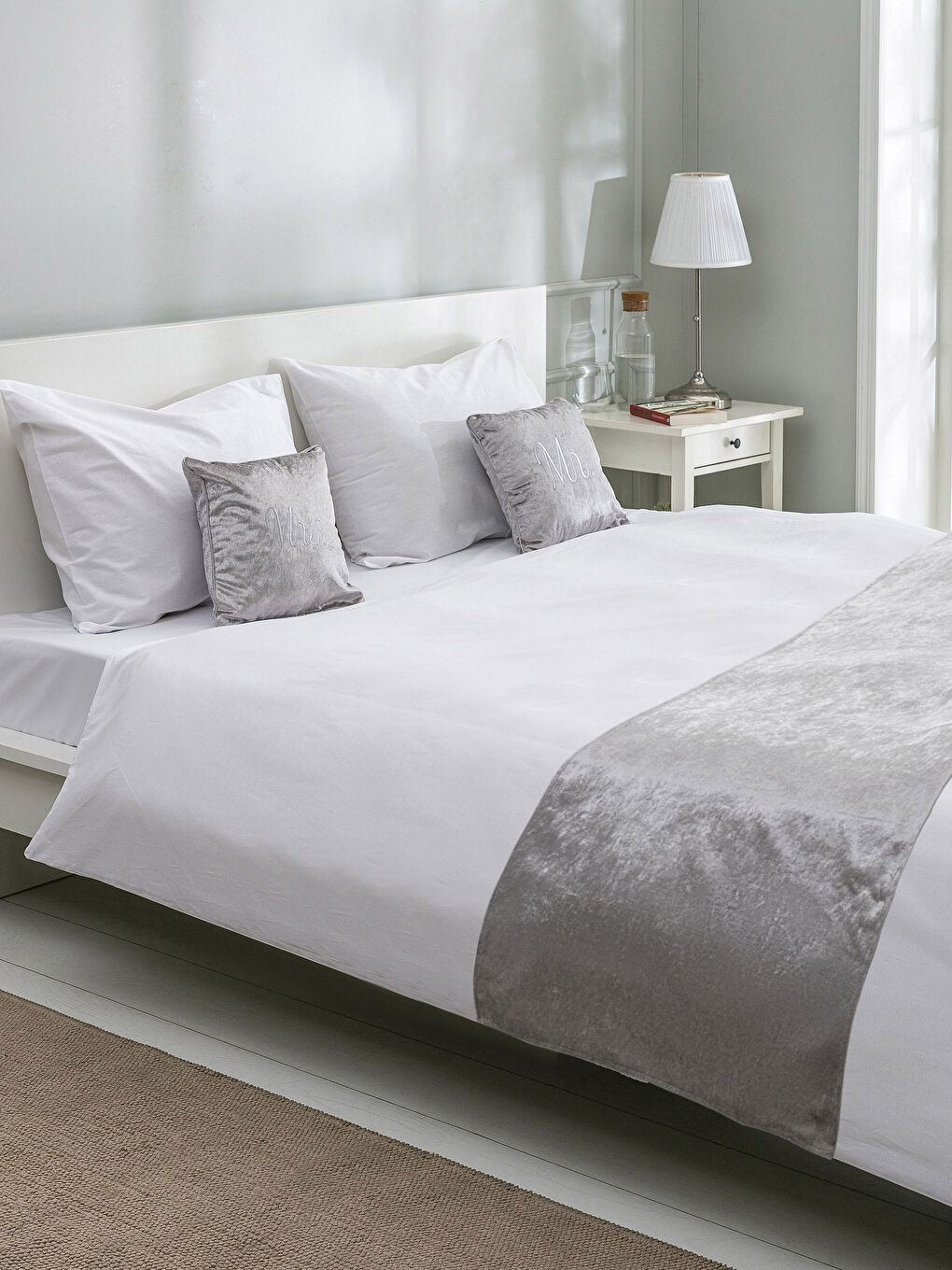 Gri Yatak Runnerı ve 2 Kırlent