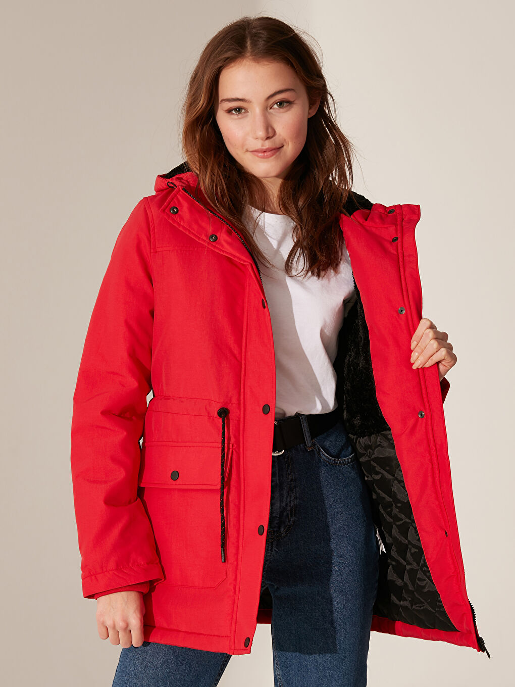 Kırmızı Kapüşonlu Dik Yaka Uzun Kollu Kadın Mont-1