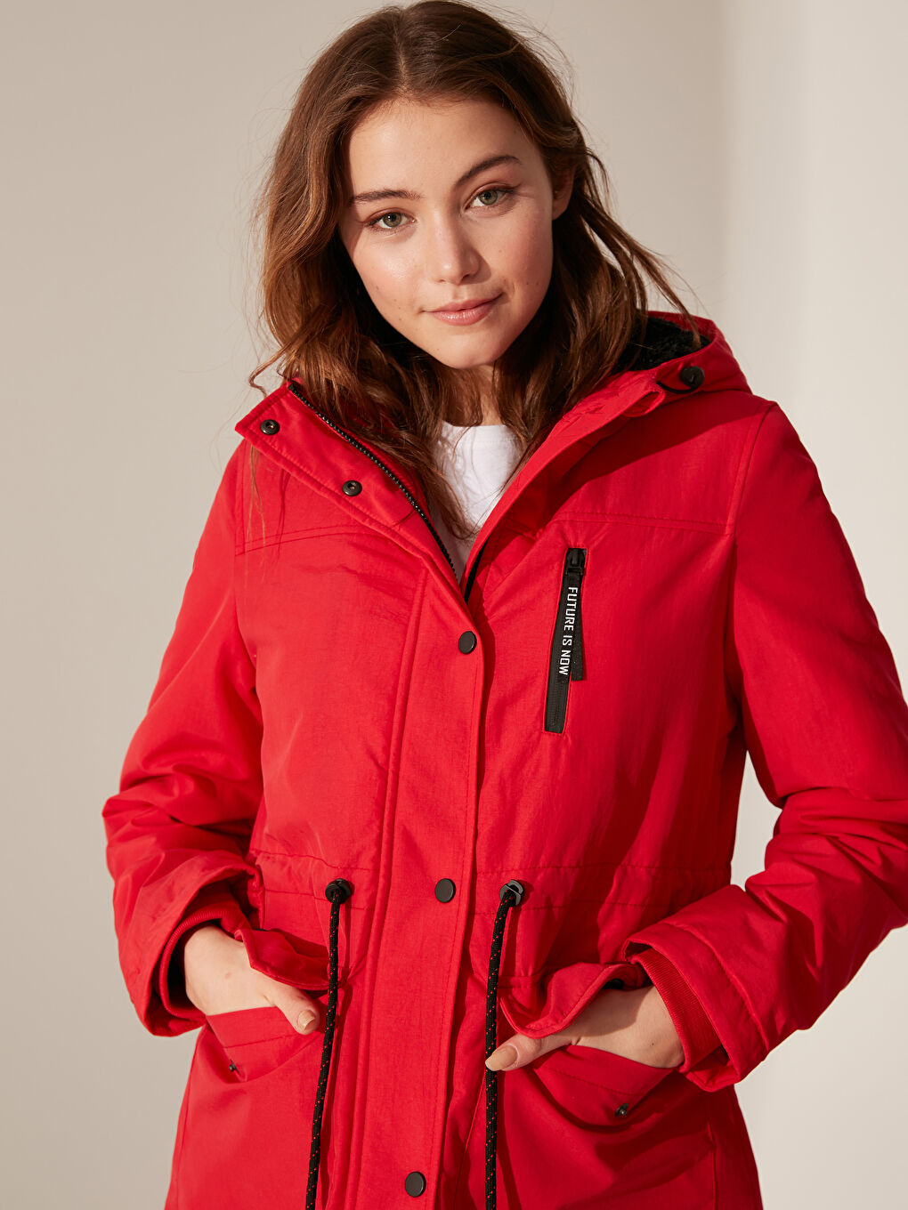 Kırmızı Kapüşonlu Dik Yaka Uzun Kollu Kadın Mont-2