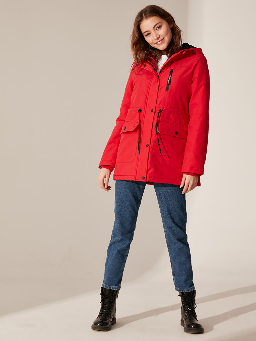 Kırmızı Kapüşonlu Dik Yaka Uzun Kollu Kadın Mont-3