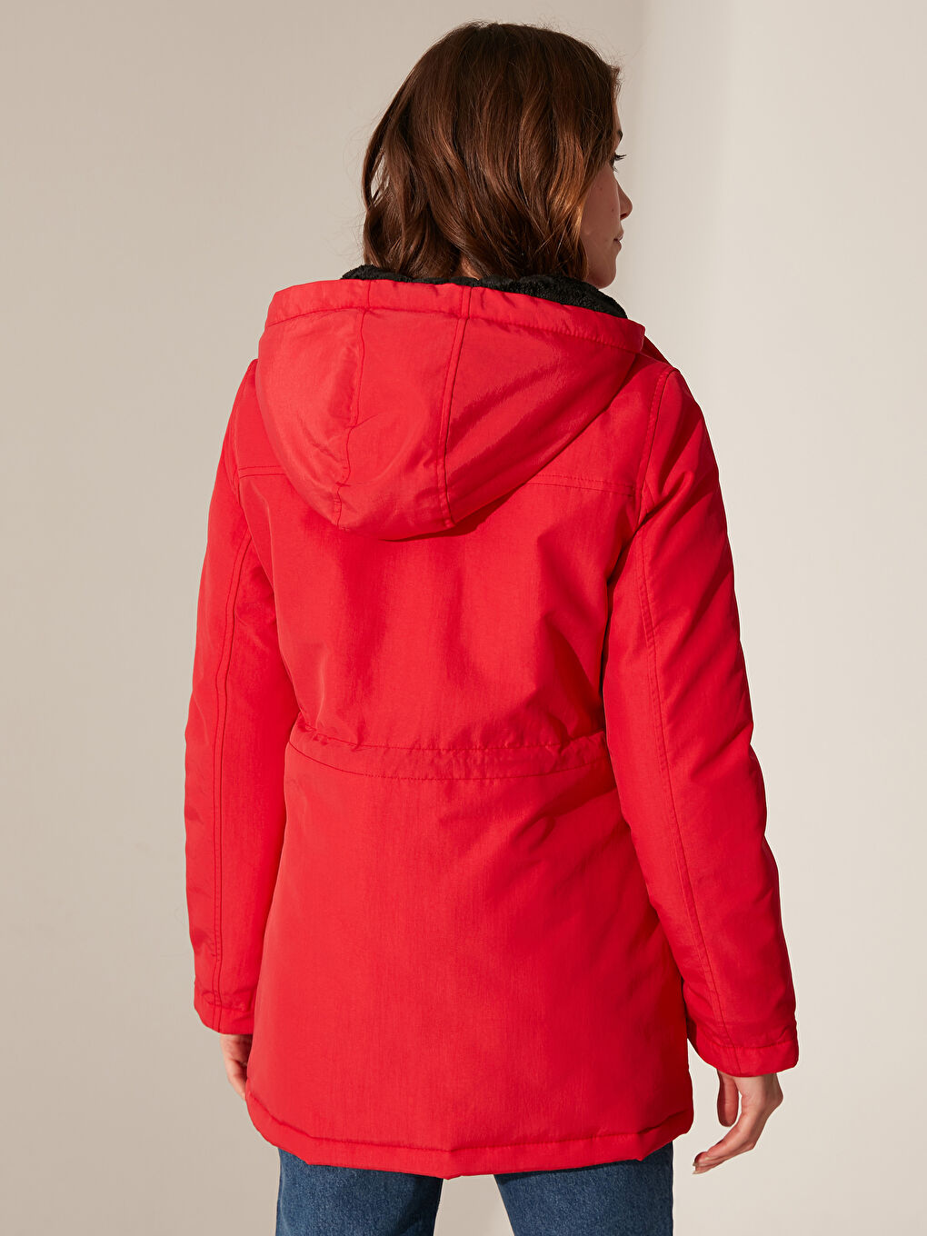 Kırmızı Kapüşonlu Dik Yaka Uzun Kollu Kadın Mont-4