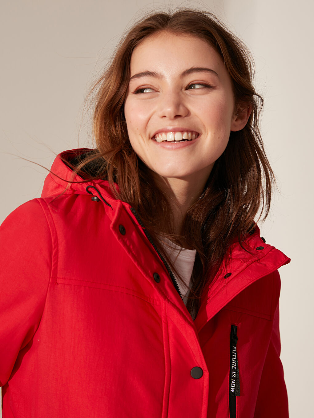 Kırmızı Kapüşonlu Dik Yaka Uzun Kollu Kadın Mont-5