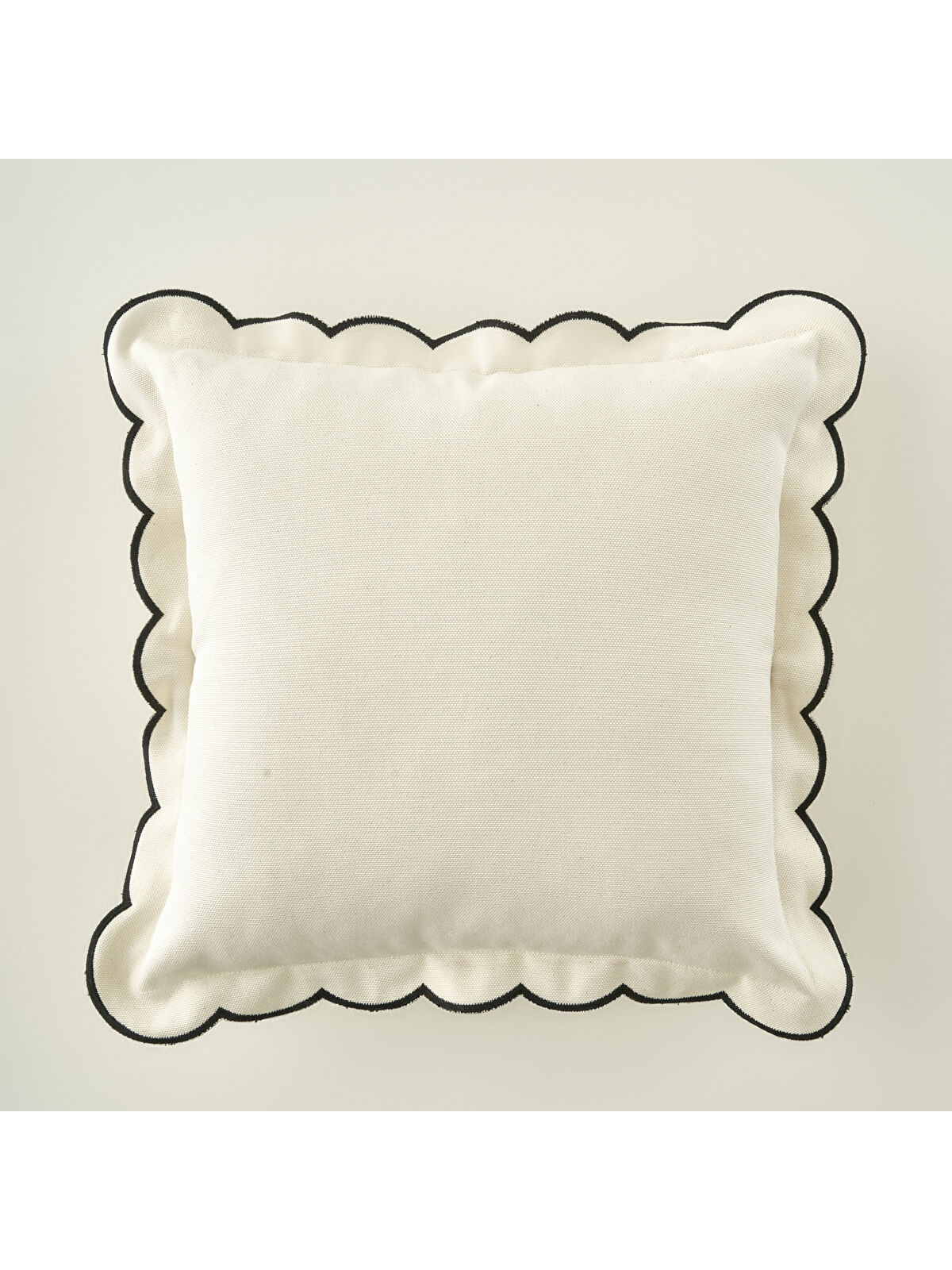 Bella Maison Scallop Kenar Kırlent Kılıfı Siyah (43x43 cm)