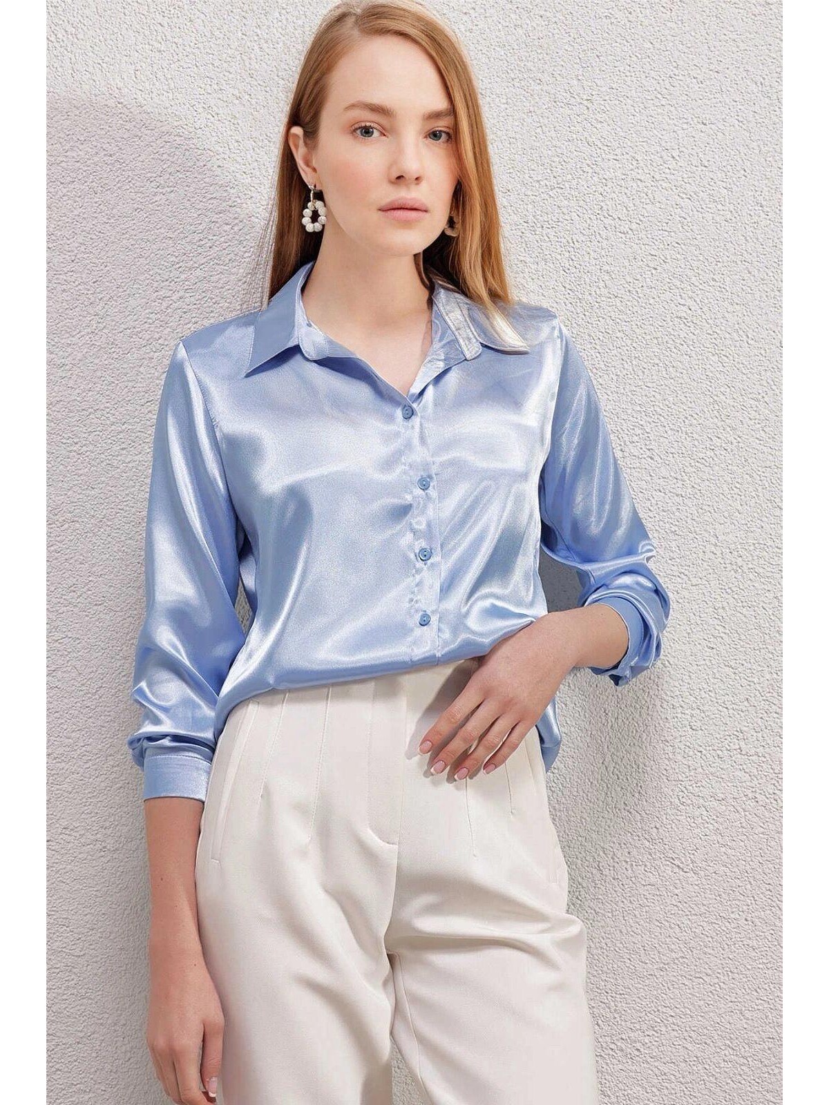 へる Hazelin Kadın Buz Mavisi Hafif Dökümlü Saten Yüzeyli Gömlek HZL22W