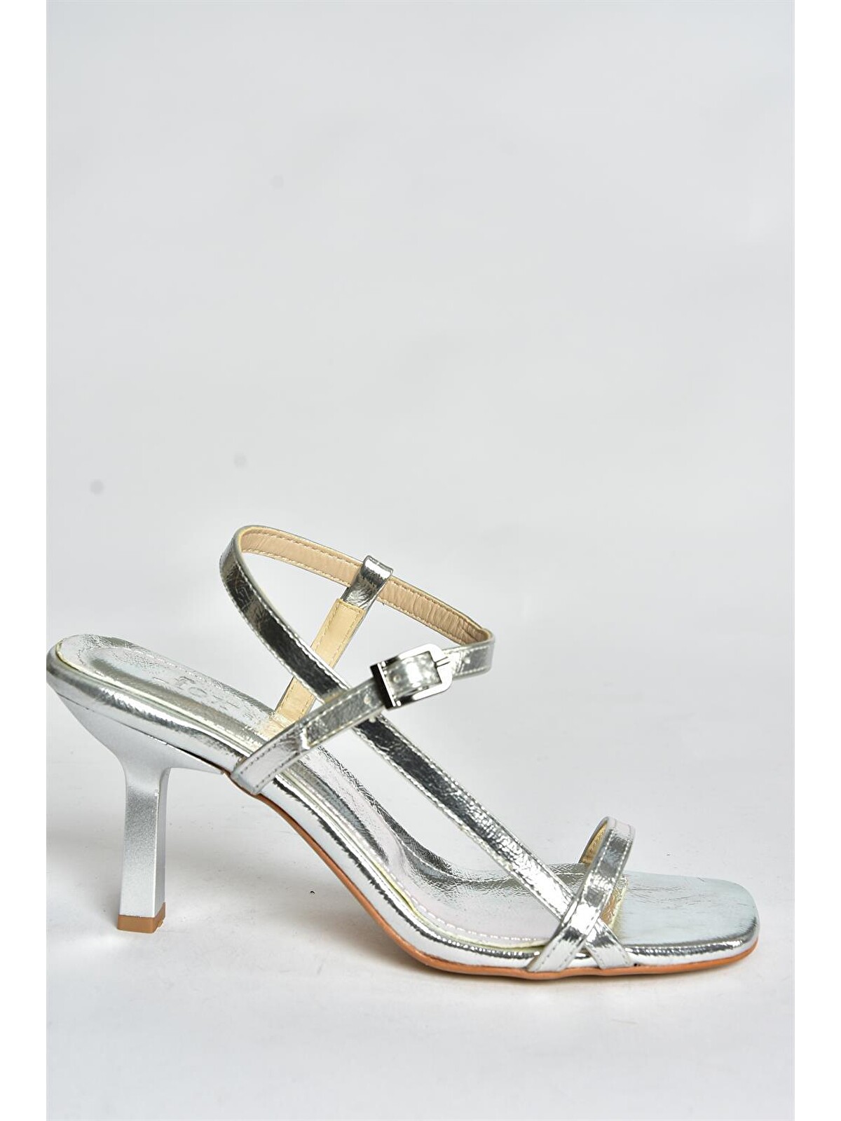 Fox Shoes Gri Gümüş İnce Bantlı Kadın Topuklu Ayakkabı P518870309