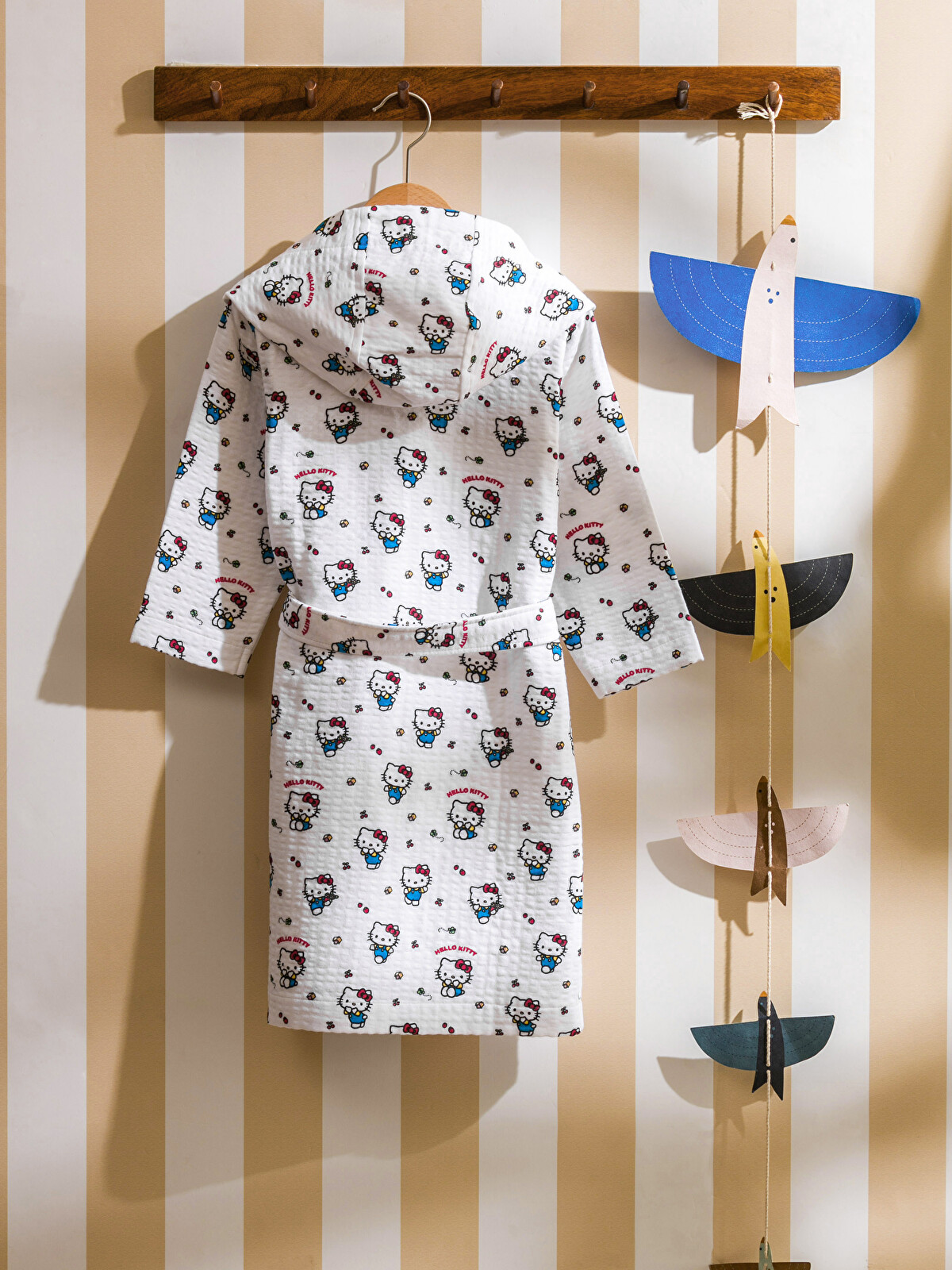 LCW HOME Hello Kitty Baskılı Kapüşonlu Kız Çocuk Bornoz - S60036Z4