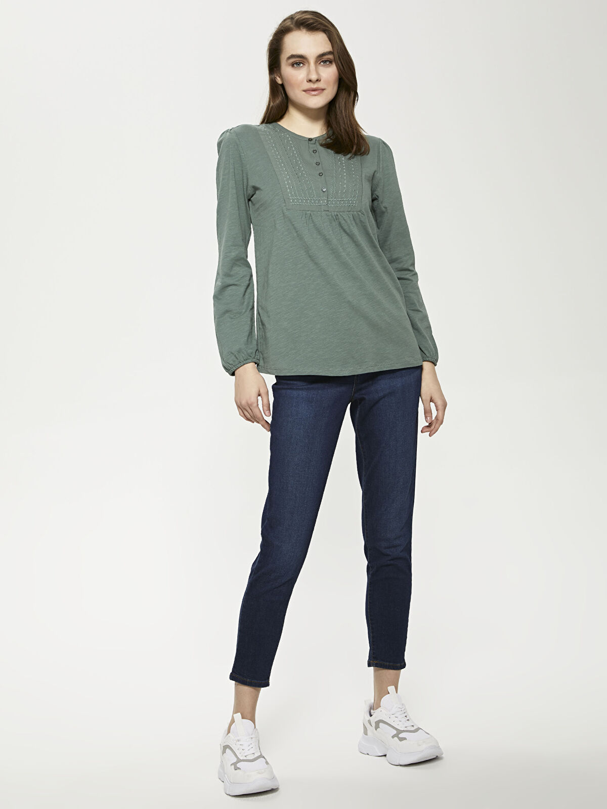 LCW Grace Yeşil Bisiklet Yaka Düğme Detaylı Nakışlı Bluz