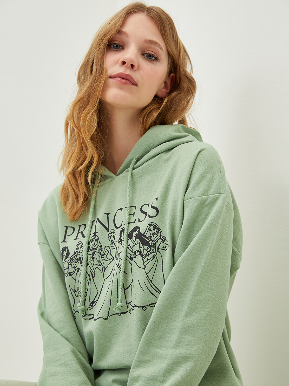 LCW Vision Kapüşonlu Princess Baskılı Uzun Kollu Kadın Sweatshirt