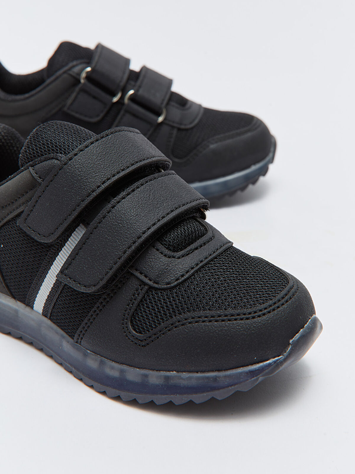 LCW STEPS Siyah Işıklı Cırt Cırtlı Erkek Çocuk Spor Ayakkabı