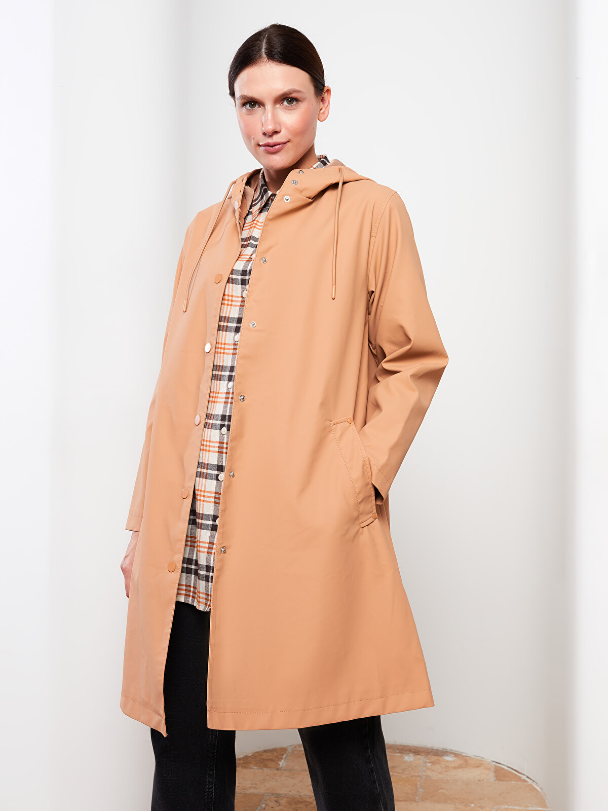 ゆい LCW Modest Kadın Kapüşonlu Düz Yağmurluk - S32365Z8-JSA | LCW