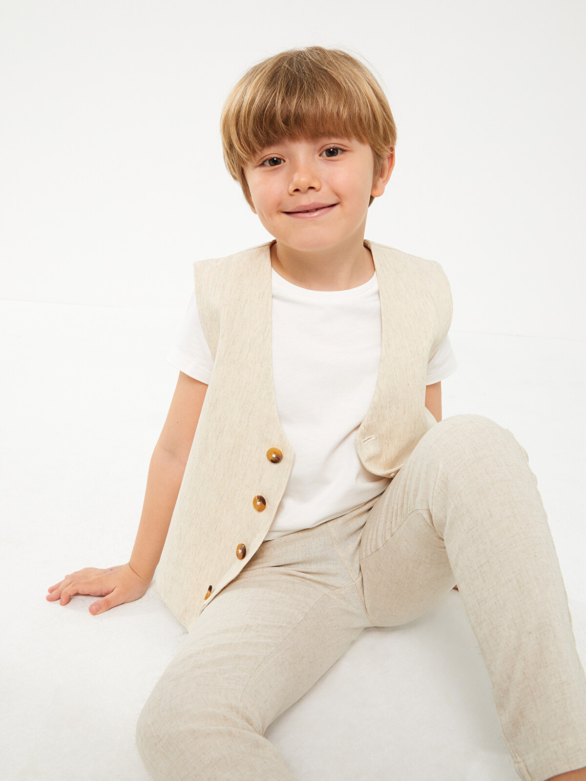 LCW Kids V Yaka Keten Karışımlı Erkek Çocuk Klasik Yelek