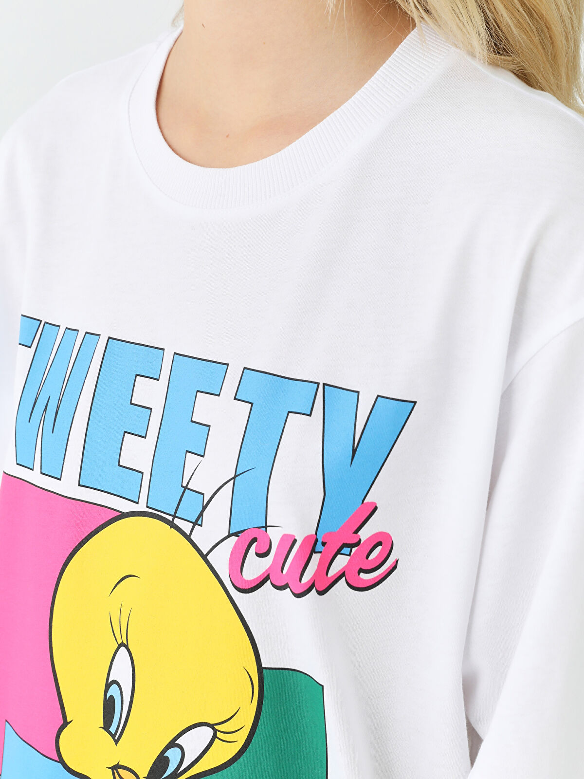 Beyaz Bisiklet Yaka Tweety Baskılı Oversize Kadın Tişört Beyaz Bisiklet Yaka Tweety Baskılı Oversize Kadın Tişört
