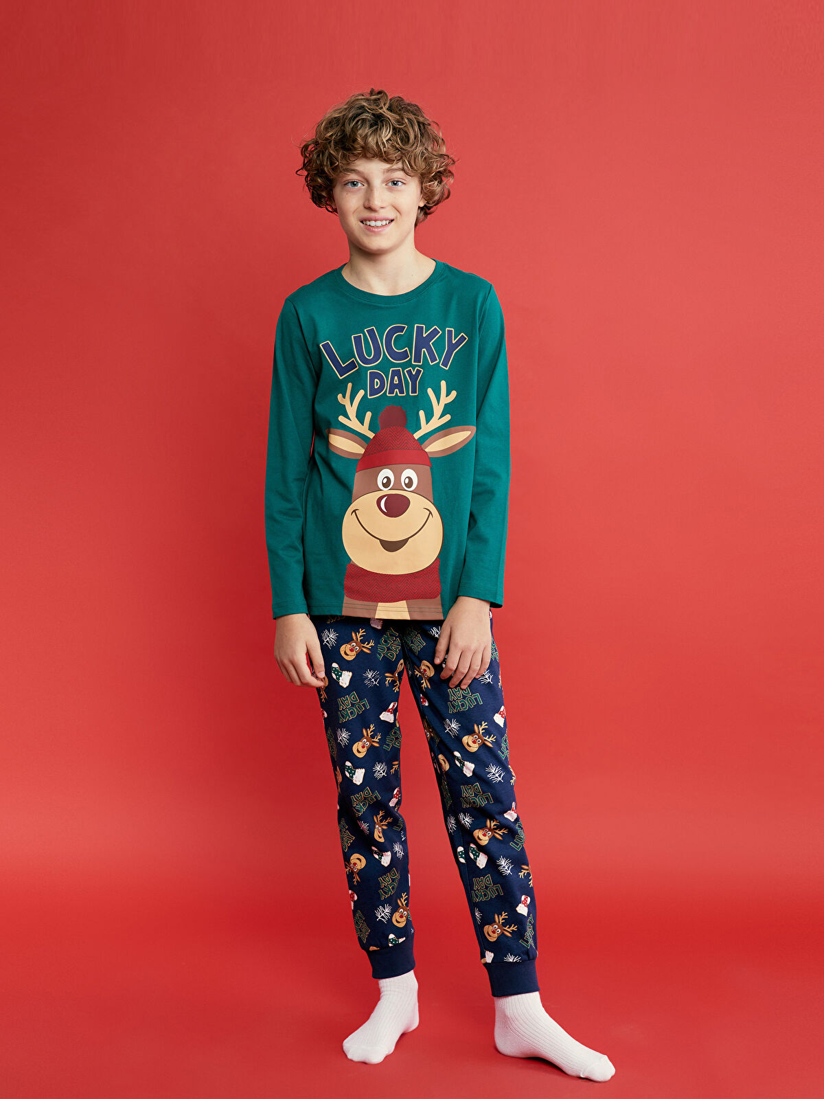 LCW Kids Bisiklet Yaka Yılbaşı Temalı Erkek Çocuk Pijama Takımı