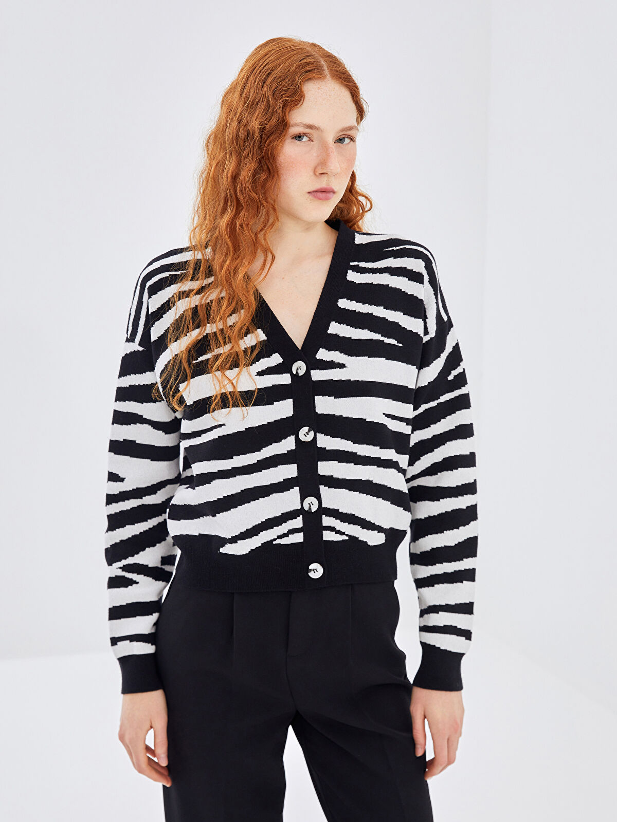 LC WAIKIKI Siyah V Yaka Zebra Desenli Kadın Triko Hırka - W4L700Z8