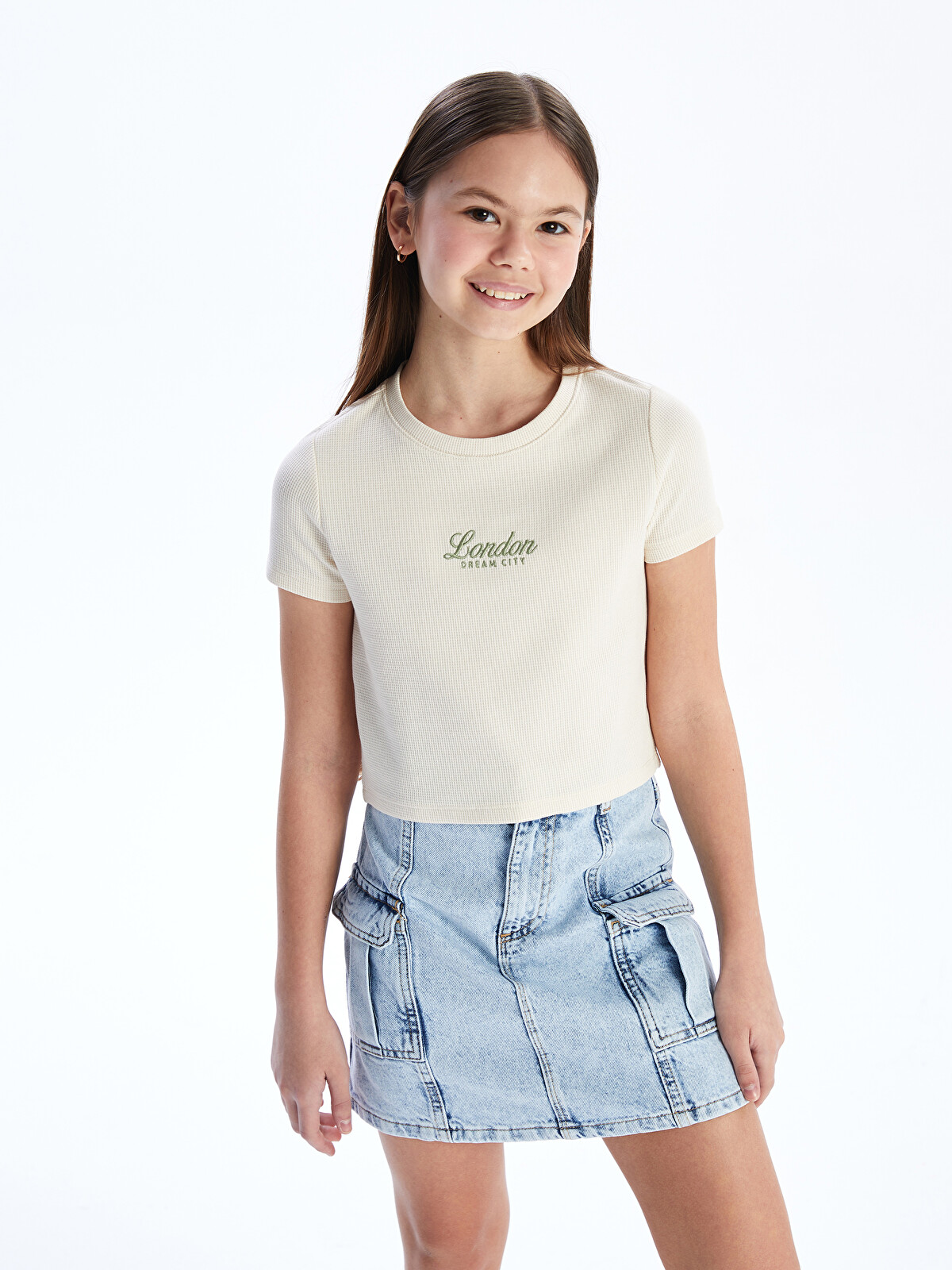 LCW Kids Bisiklet Yaka London Nakışlı Kız Çocuk Crop Tişört