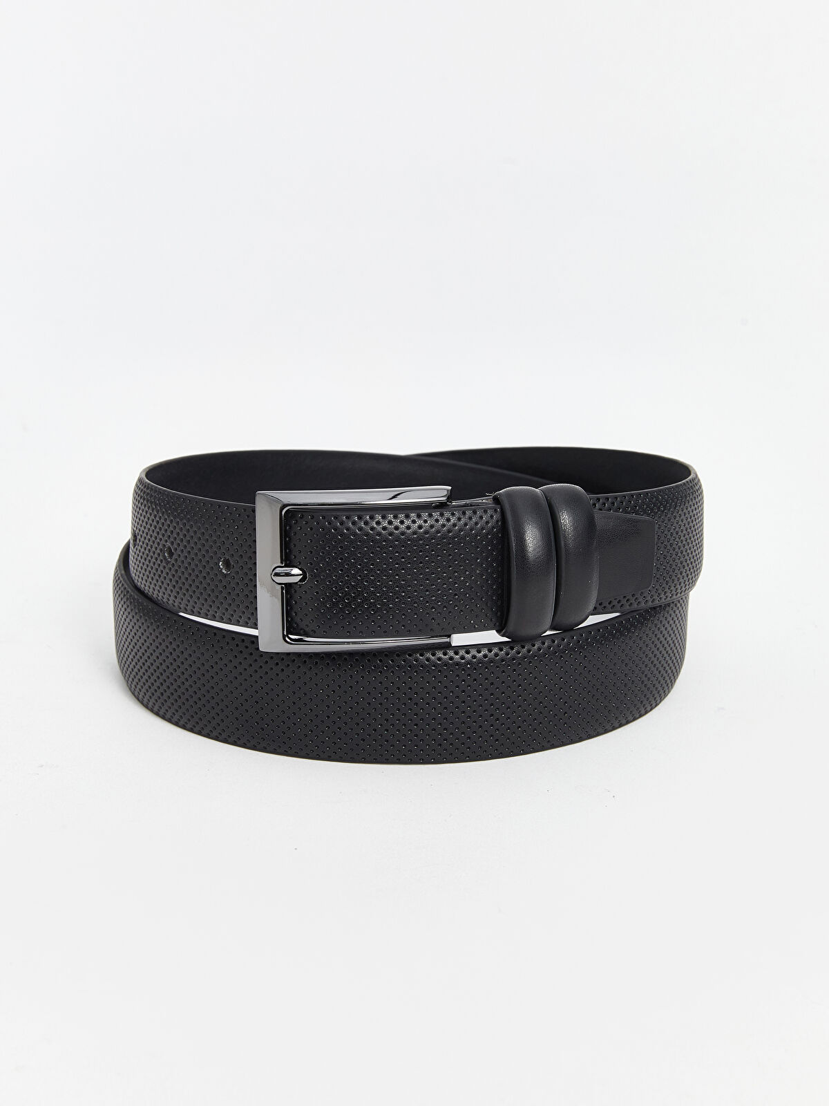 U külotlarini shahvoniy tarzda echib tashlaydi. Nudistlar ommaviy videolarda masturbatsiya qilishadi