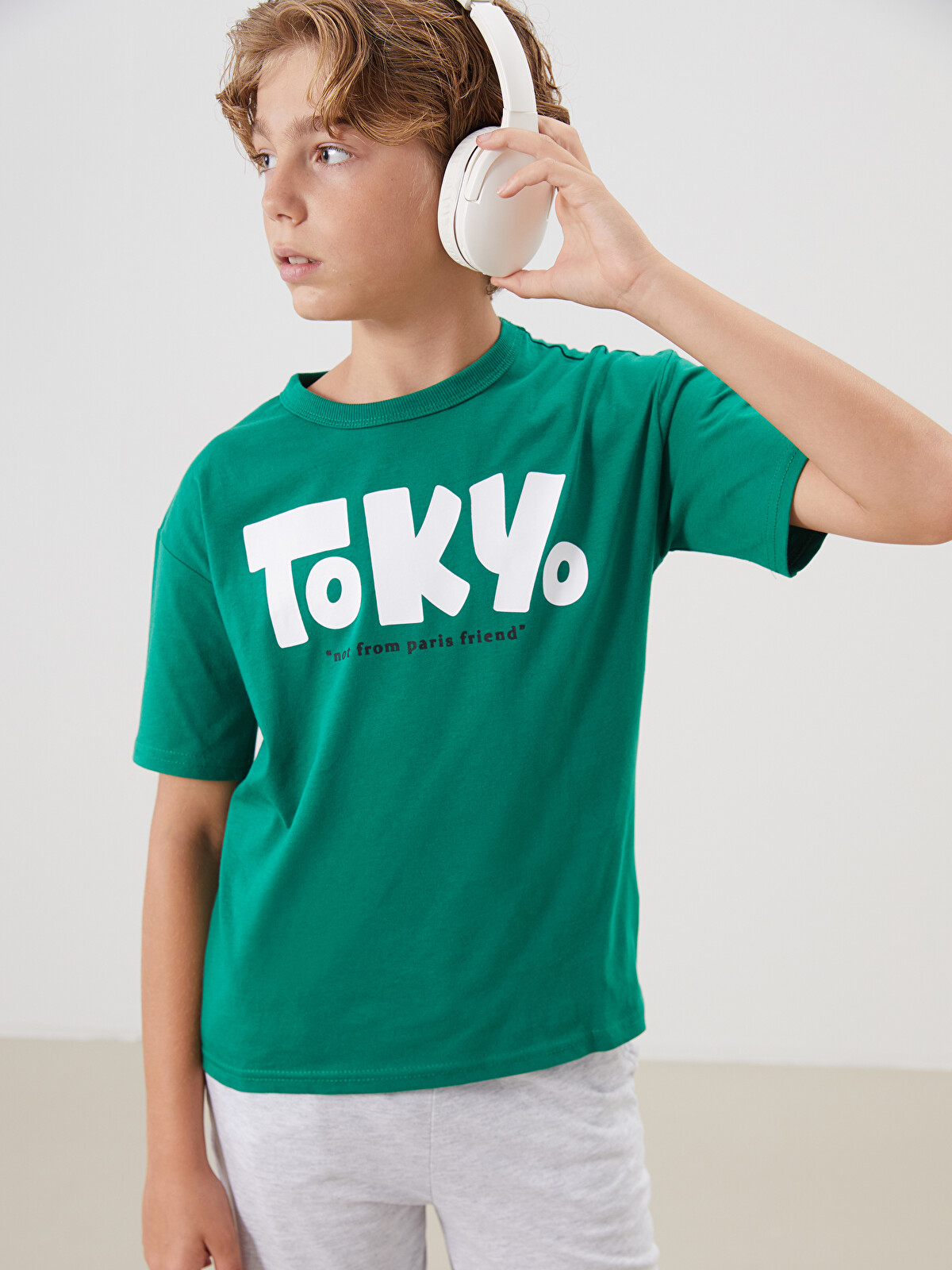 LCW Kids Yeşil Bisiklet Yaka Tokyo Baskılı Erkek Çocuk Tişört
