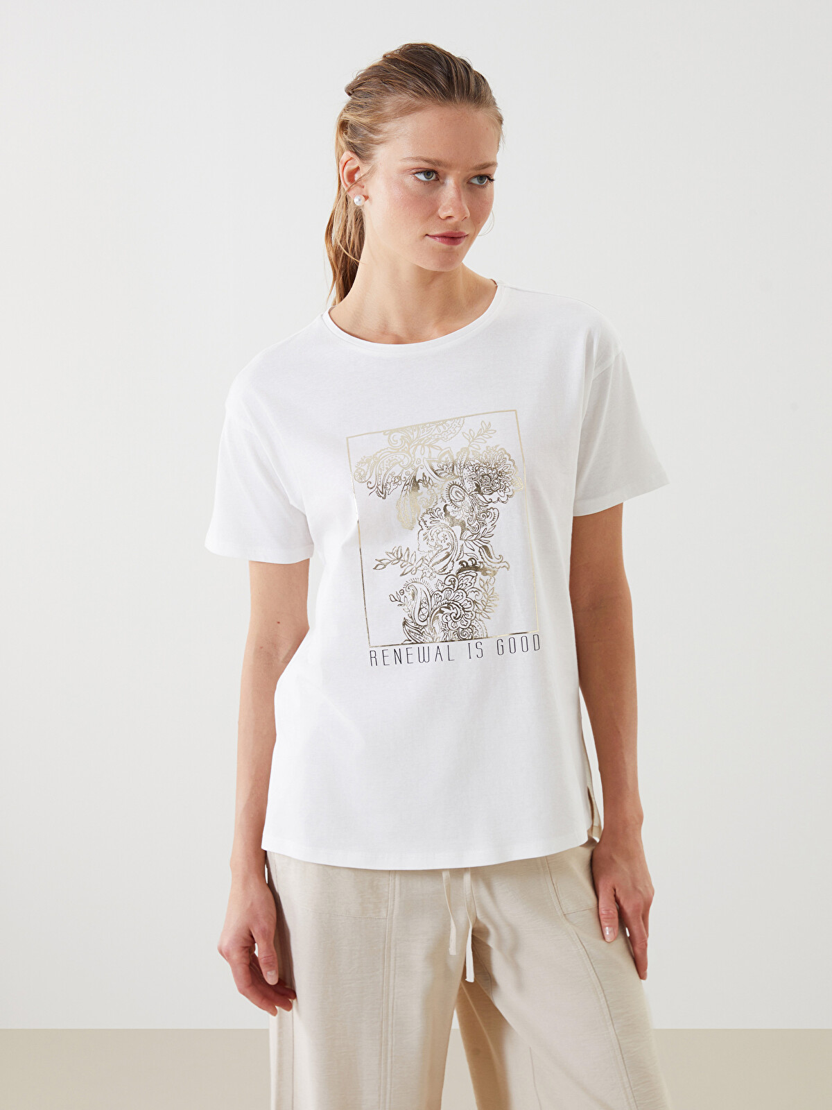 botanique ロゴ入りホワイトTシャツ　38 LCWAIKIKI Classic Crew Neck Floral Jersey Women's T-Shirt