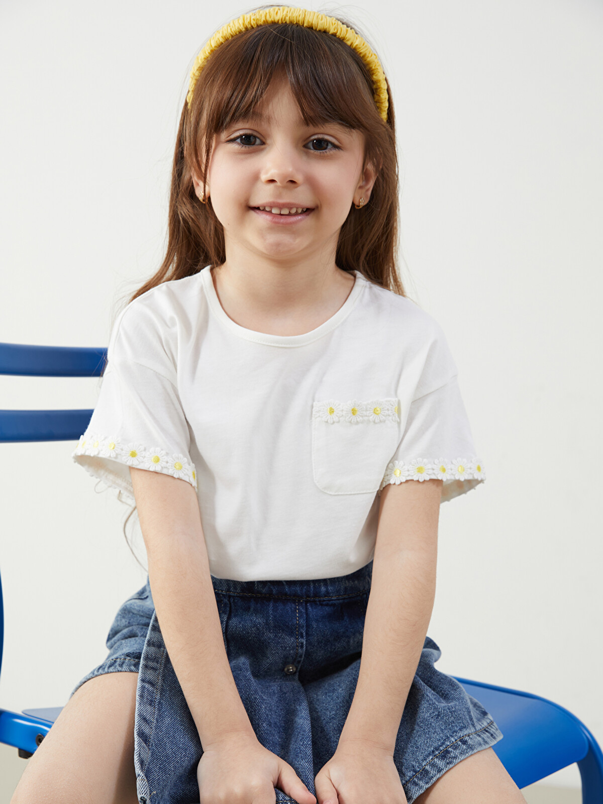 LCW Kids Beyaz Bisiklet Yaka Çiçekli Kız Çocuk Tişört - S5L173Z1