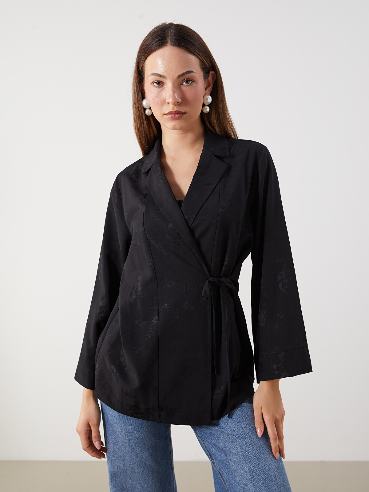 LCWAIKIKI Classic Siyah Kruvaze Yaka Çiçekli Saten Kadın Kimono