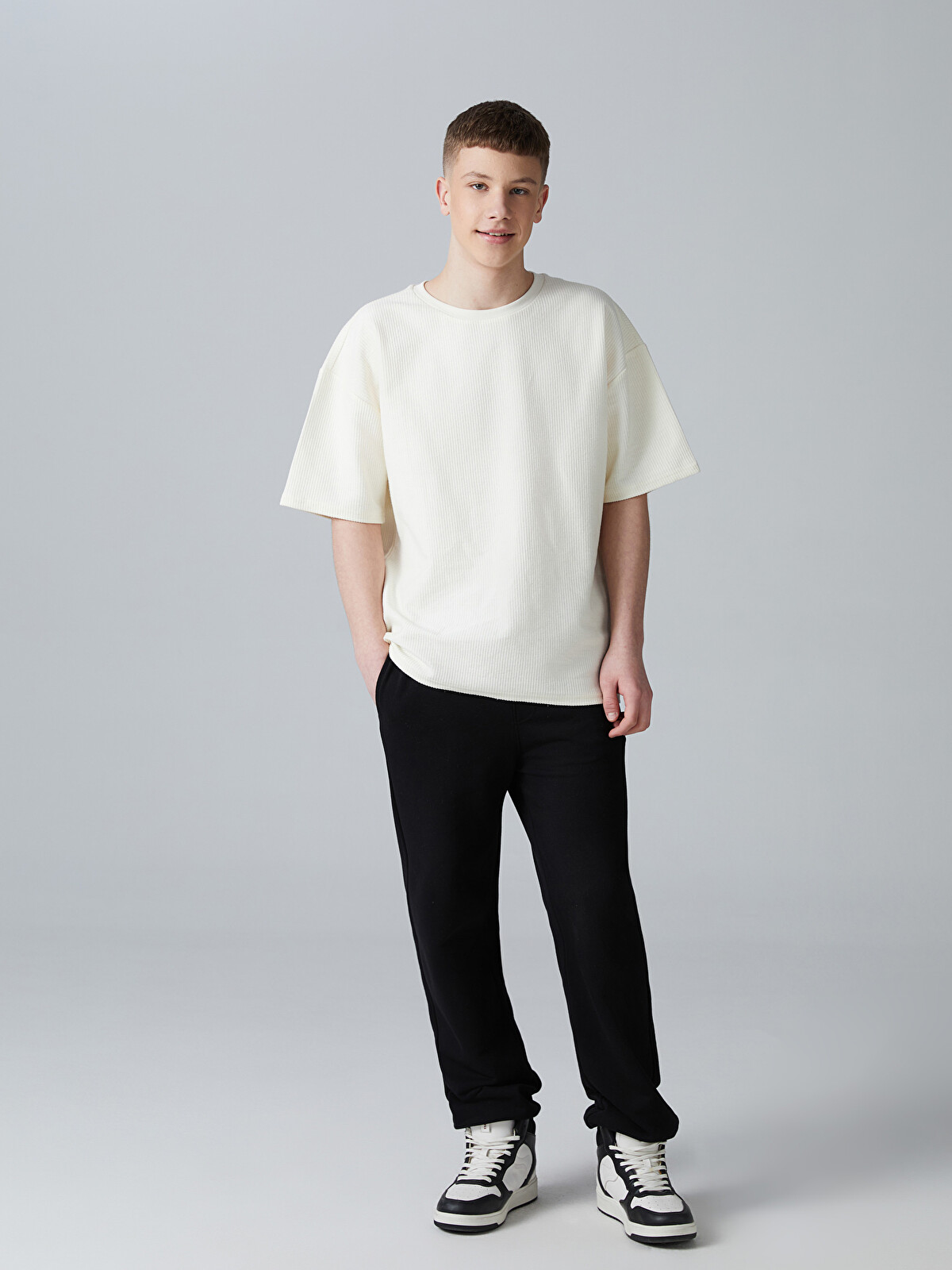 LCW Teen Crew Neck Textured Young Men's T-shirt - S5O489Z4-FDJ