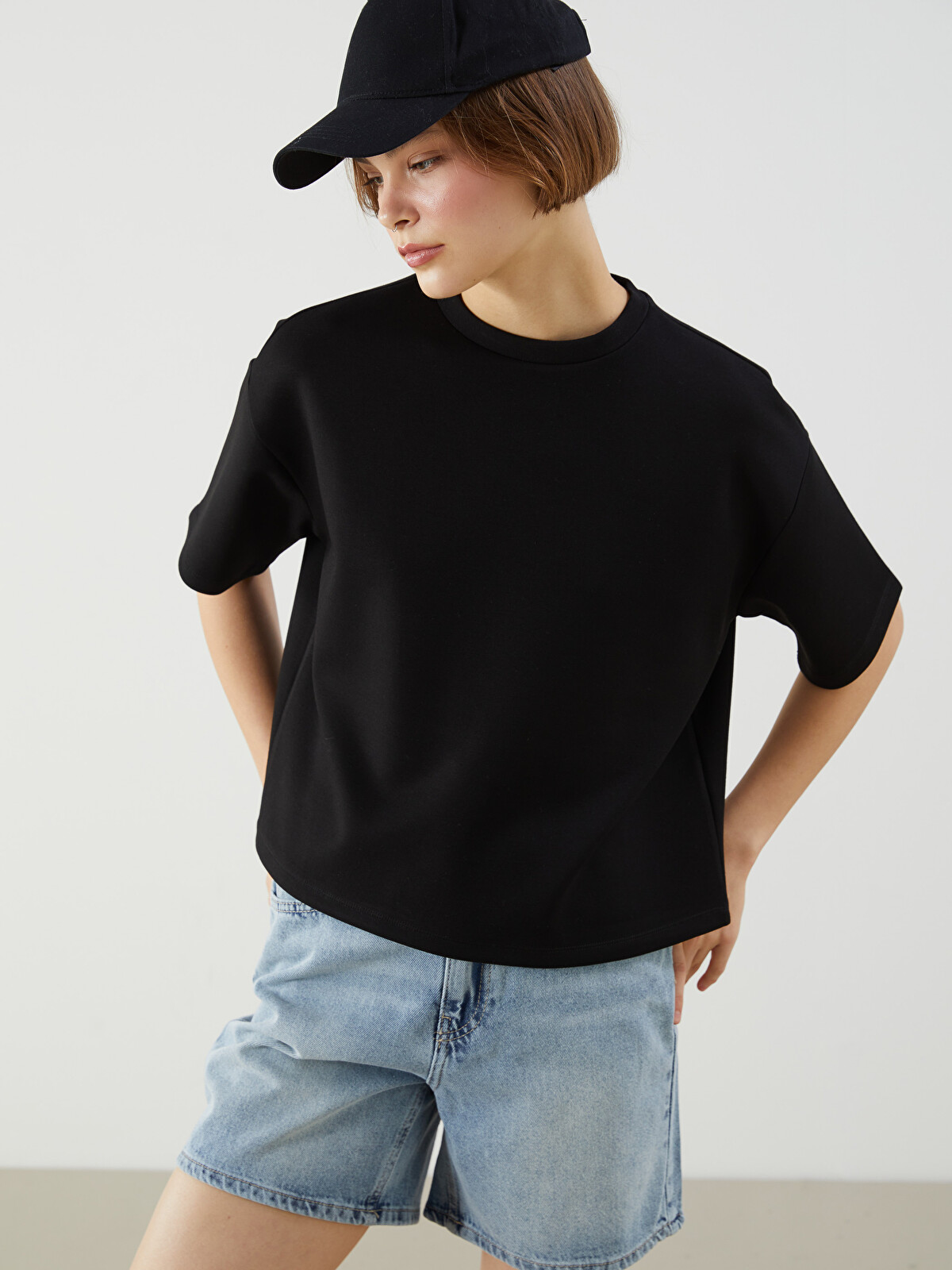 XSIDE Siyah Bisiklet Yaka Oversize Kadın Tişört - S5OM57Z8-CVL | LCW