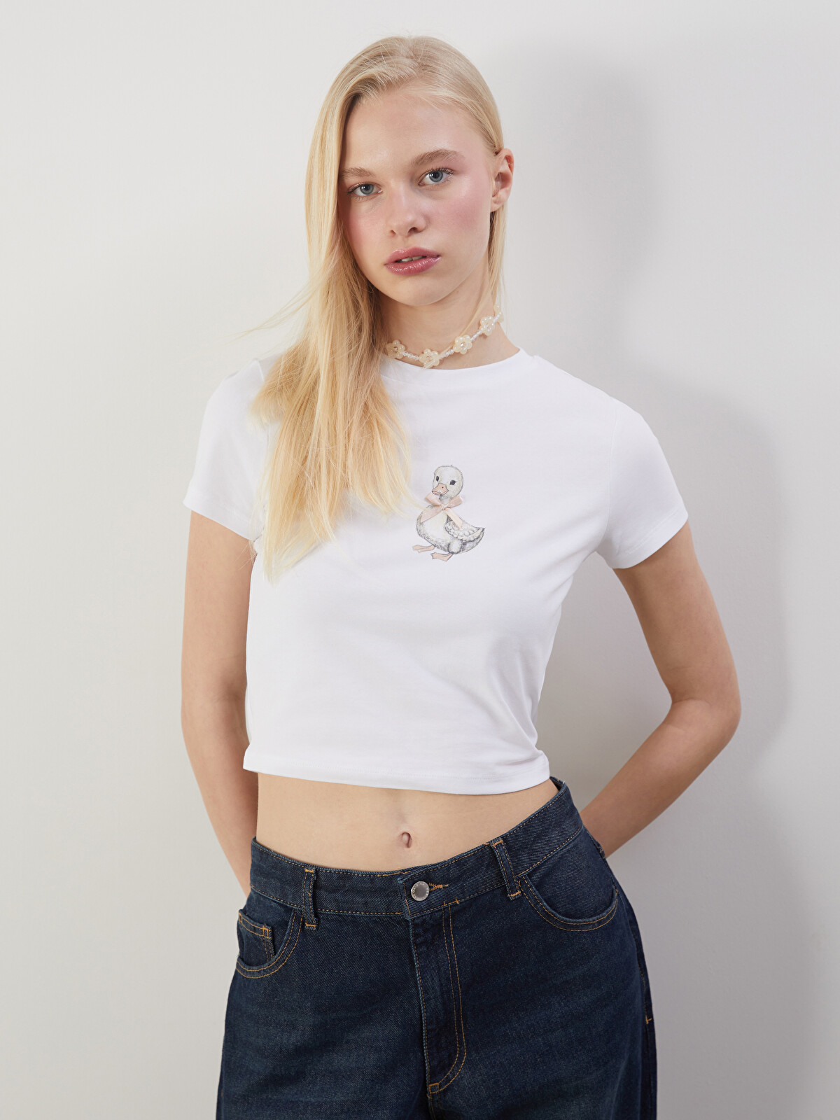 XSIDE Beyaz Bisiklet Yaka Ördek Baskılı Kadın Crop - S5OM99Z8-Q6K