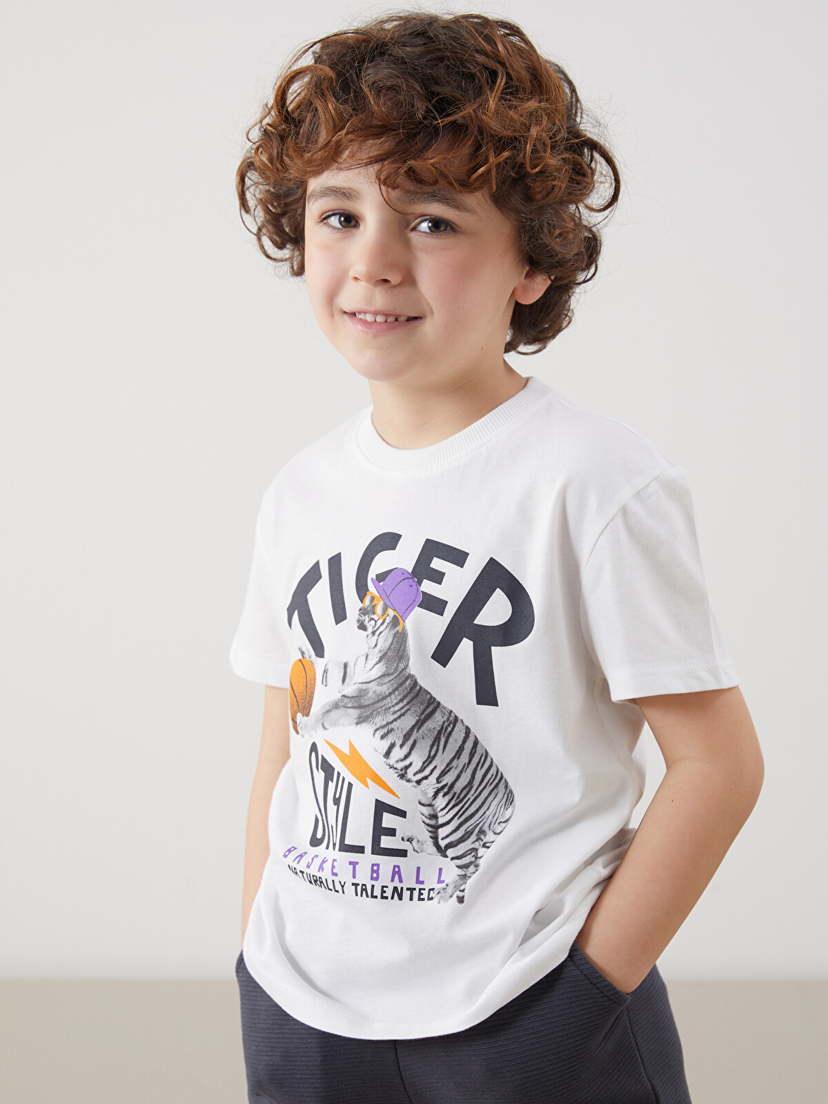 LCW Kids Beyaz Bisiklet Yaka Baskılı Erkek Çocuk Tişört - S5P262Z1