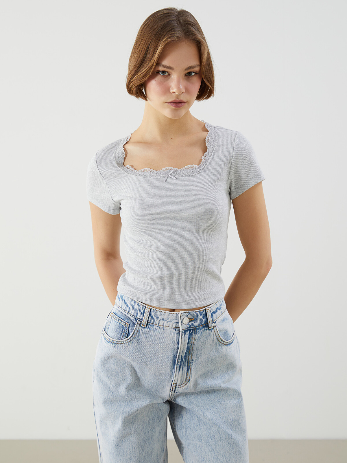 d.i.a.トップス XSIDE Crop Top Detaliat cu Dantelă și Guler în formă de U