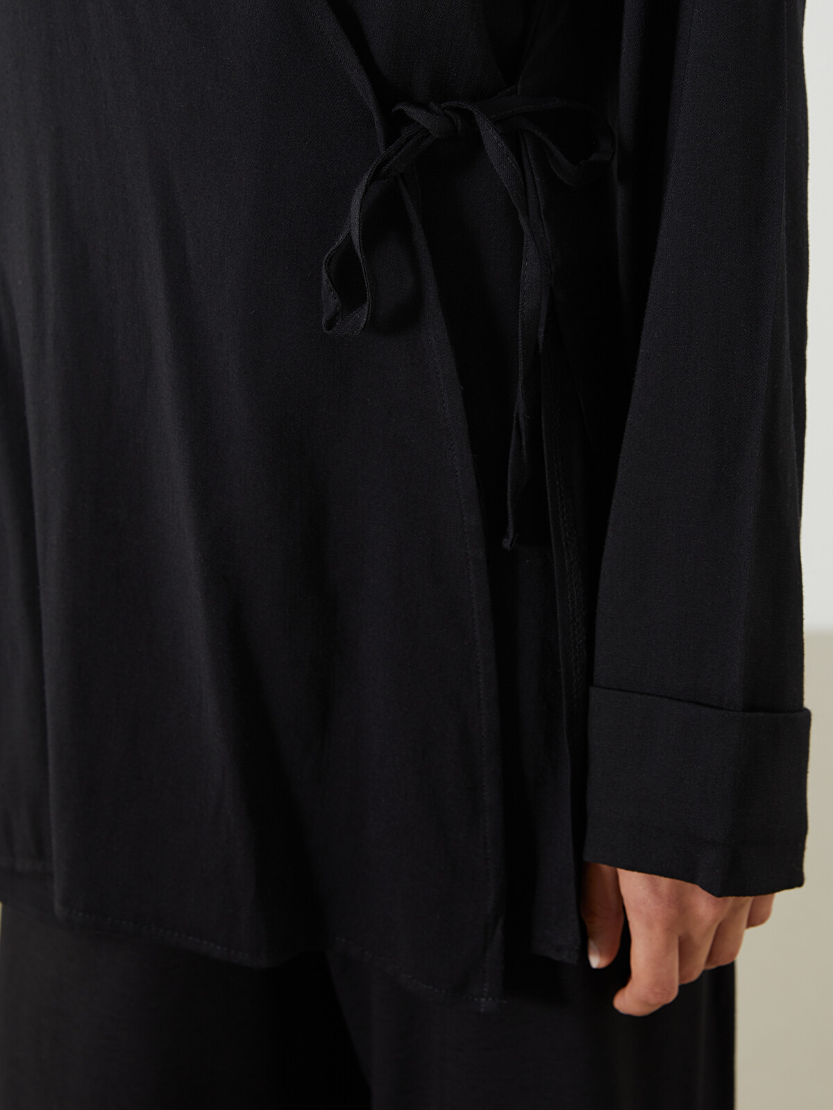 LCW Modest Siyah Kruvaze Yaka Keten Karışımlı Kadın Kimono