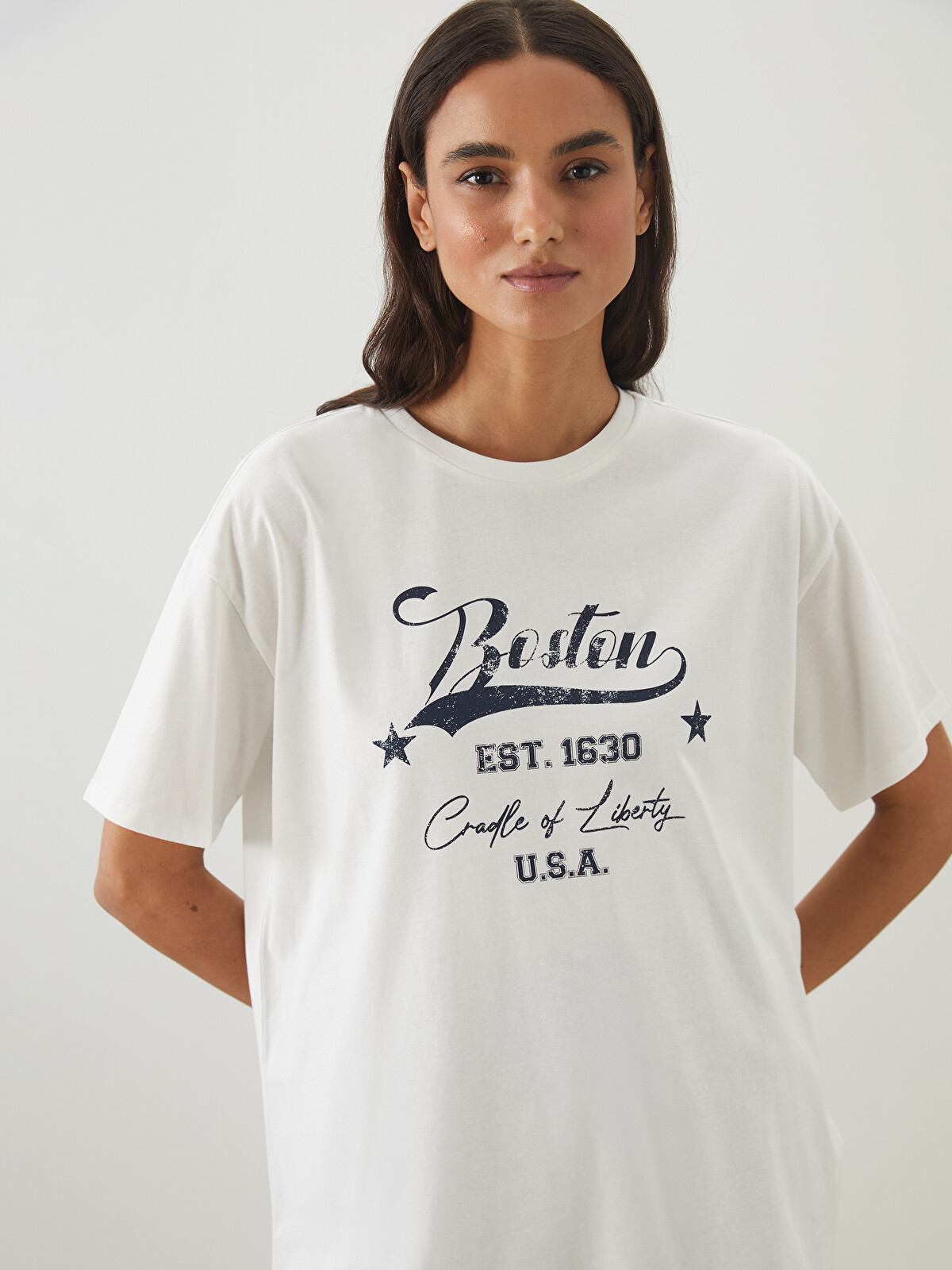 LCW Modest Bisiklet Yaka Boston Baskılı Kadın Tişört - W50298Z8