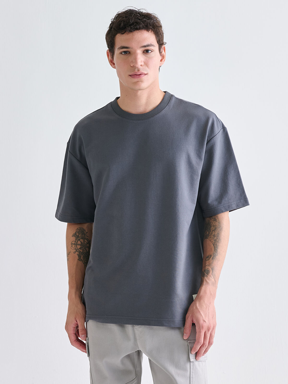 Tシャツ 日産オンラインショップ：スカイラインGT-R R34 Tシャツ ブラック