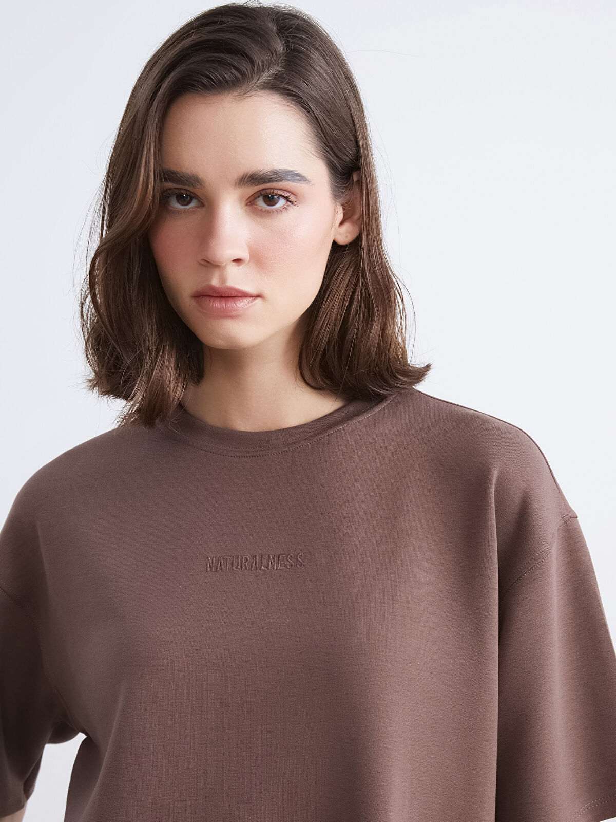 ラヴィ LCW Vision Kahverengi Bisiklet Yaka Nakışlı Oversize Kadın Tişört