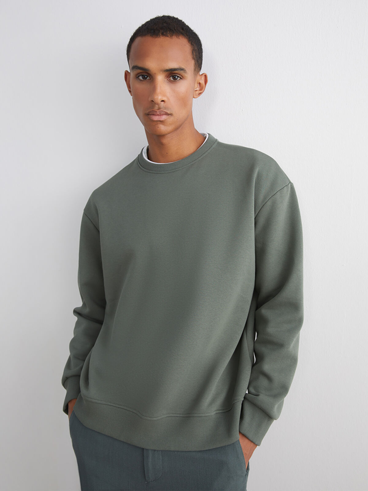 LCW Vision Yeşil Bisiklet Yaka Erkek Kalın Sweatshirt - W55613Z8