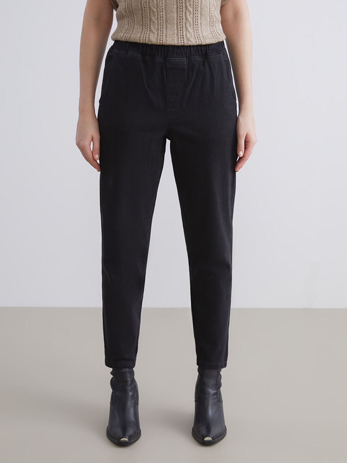 Әйелдер джинсы шалбар киеді