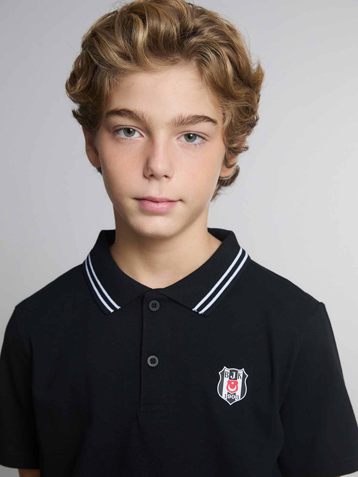 LCW Kids Siyah Polo Yaka Beşiktaş Baskılı Erkek Çocuk Tişört