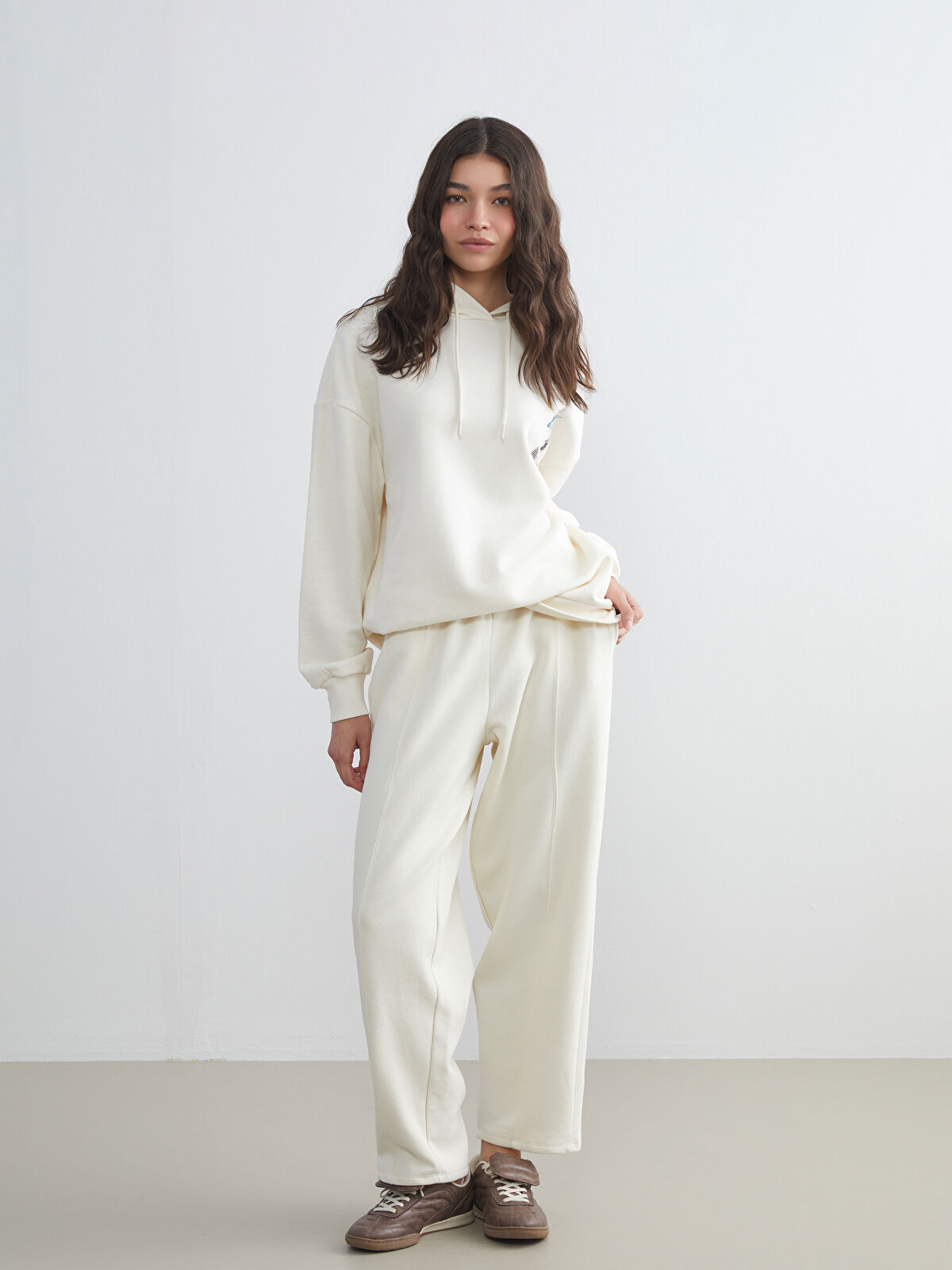 灯台刺繍 ホワイト スリムフィットパンツ 灯台刺繍 ホワイト スリムフィットパンツ 灯台刺繍 ホワイト スリム