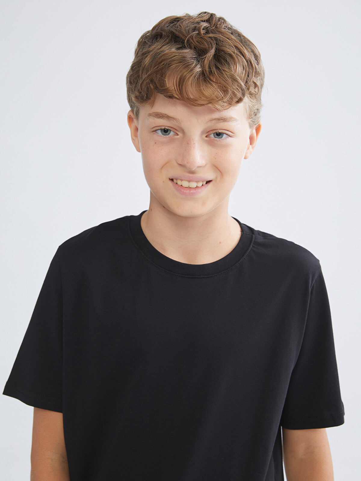 LCW Kids Siyah Bisiklet Yaka Erkek Çocuk Tişört - W59605Z4-CVL | LCW